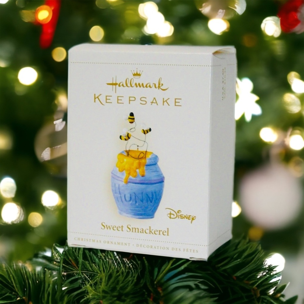 Hallmark Disney Winnie The Pooh Sweet Smackerel Christmas Ornament. Cute NIB.